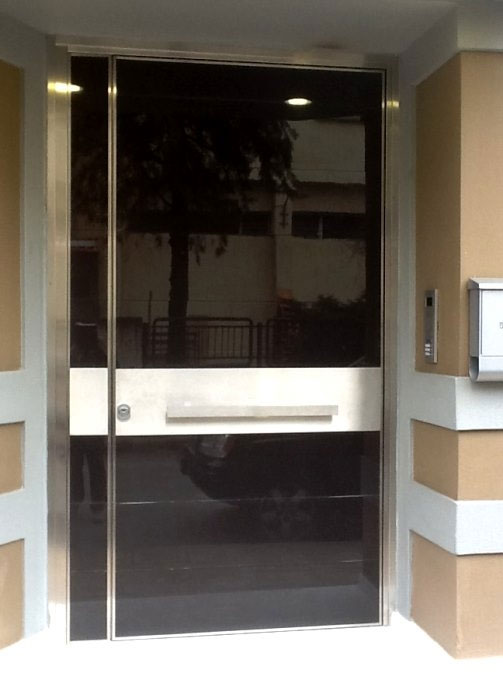 Pivot door in Brown glass with blind side panel