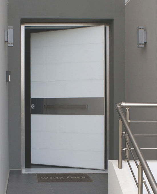 Singe-leaf pivot door with white glass face