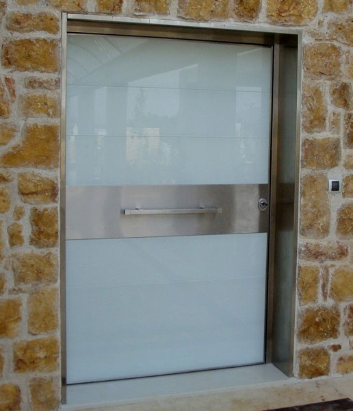 Pivot door in glass